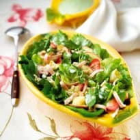 Salada com Folhas e Frutas ao Molho de Iogurte