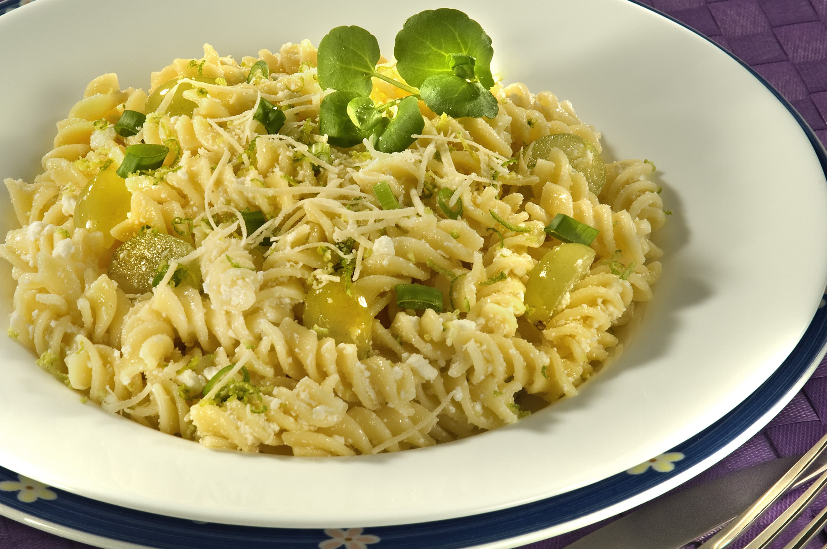 Macarrão Parafuso ao Molho de Laranja com Agrião e Uva