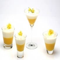 Espuma de coco com calda de manga e gengibre