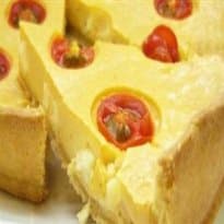 Quiche de legumes com queijo e tomate cereja