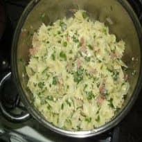 Gravatinha com peito de peru e ervilhas frescas