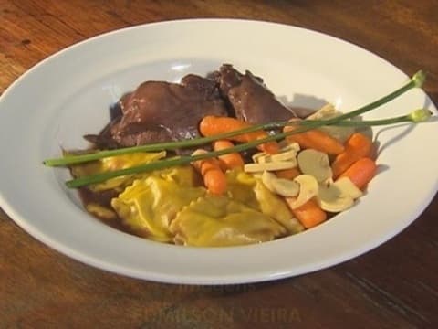 Galinha-d'Angola com legumes e ravióli de abóbora