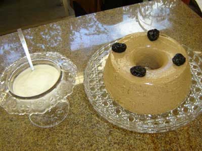 Mousse de ameixas com molho de leite de coco
