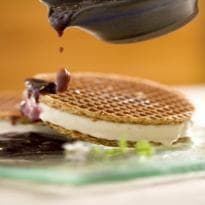 Sorvete com bolachas crocantes e geleia de amora