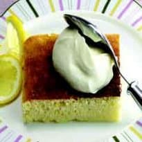 Bolo-pudim de limão com creme de leite batido