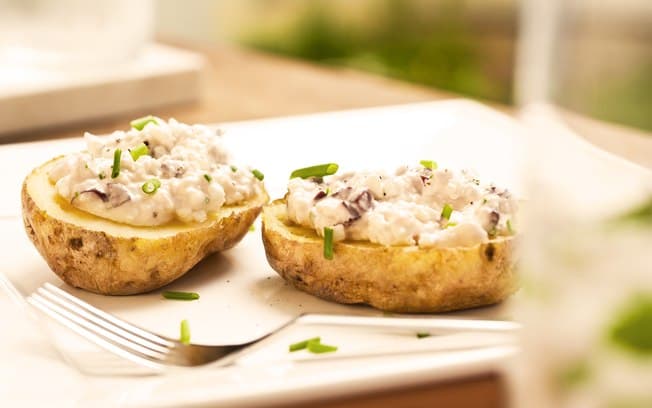 Batatas assadas com creme de queijo e azeitonas