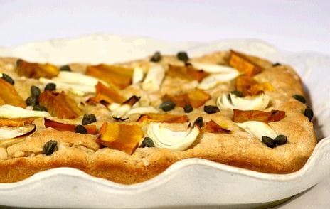 Focaccia Integral com Abóbora, Cebola e Alcaparras