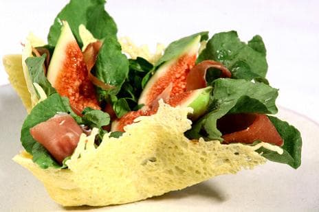 Cesta de Parmesão com Figo, Rúcula e Presunto Cru