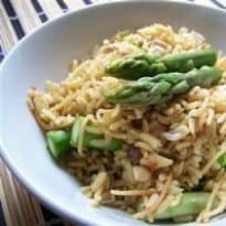 Pilaf de arroz com castanha de caju e aspargos