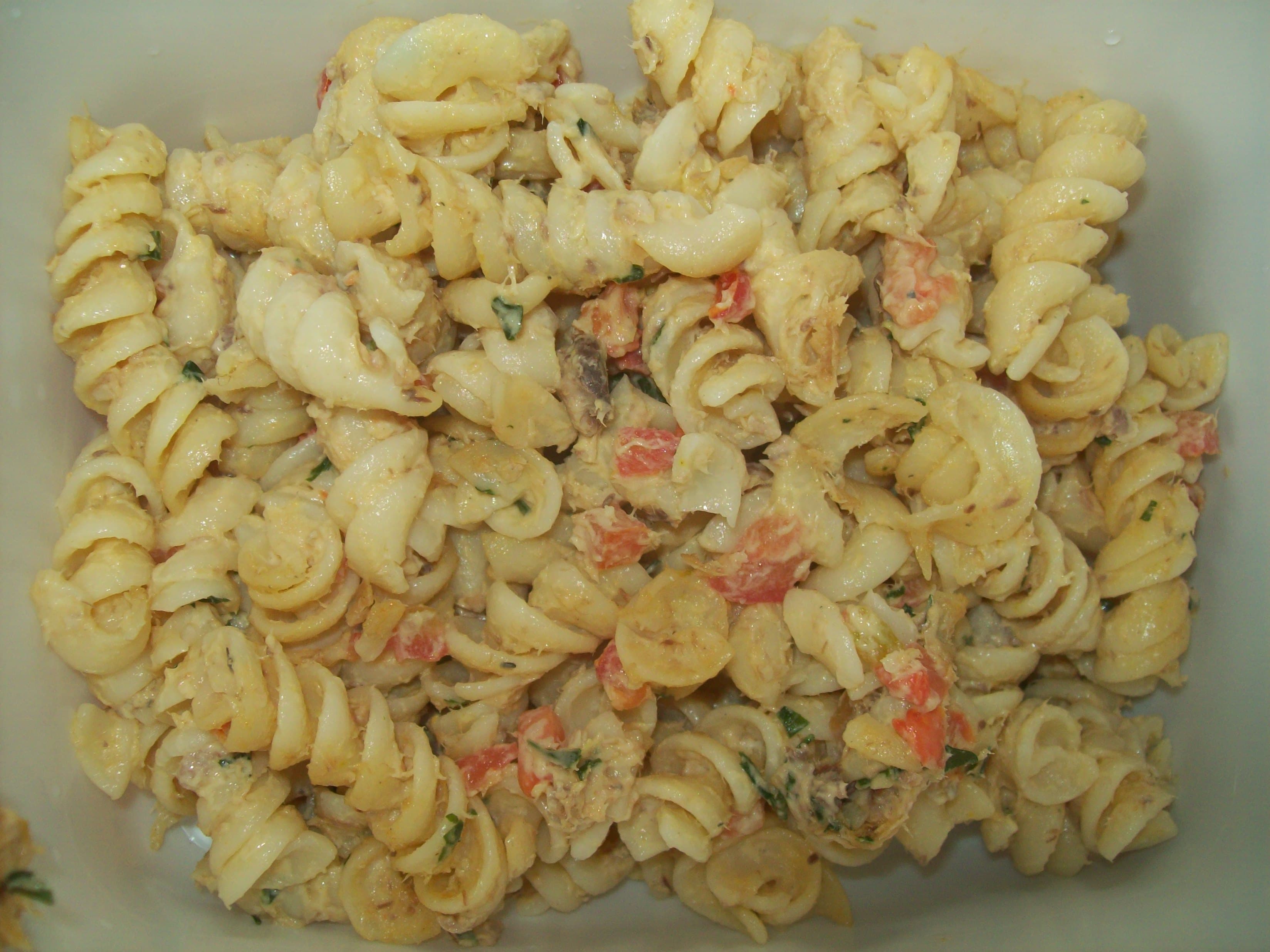 Salada Econômica de Massa com Sardinha