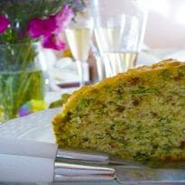 Bolo Salgado Recheado com Escarola, Aliche e Tomate