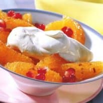 Salada de laranja e romã com creme de baunilha