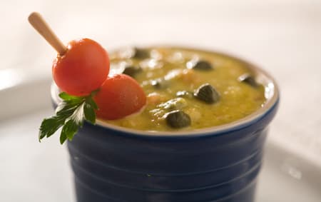 Molho cremoso de mostarda com alcaparras e tomate