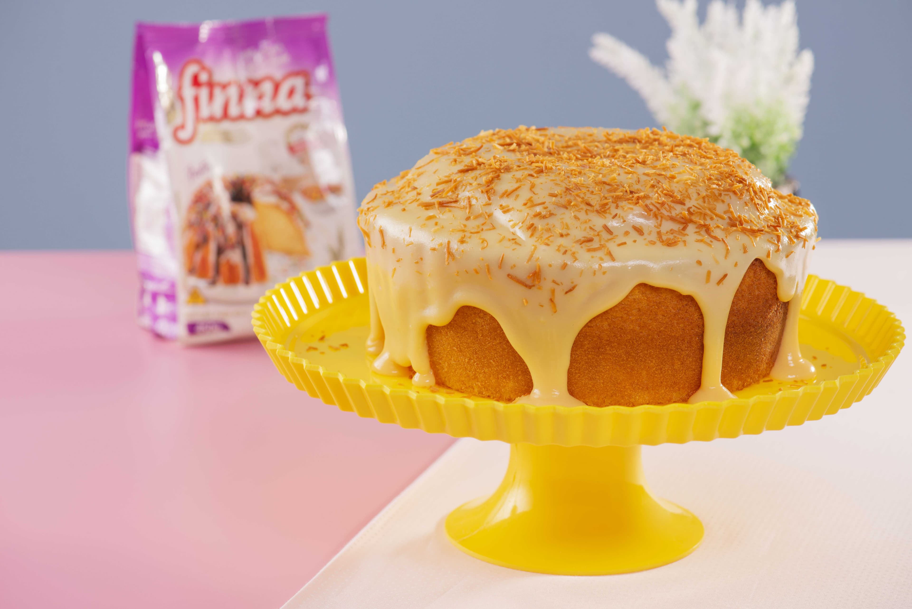 Bolo Vulcão com Cobertura de Brigadeiro Branco e Coco Queima