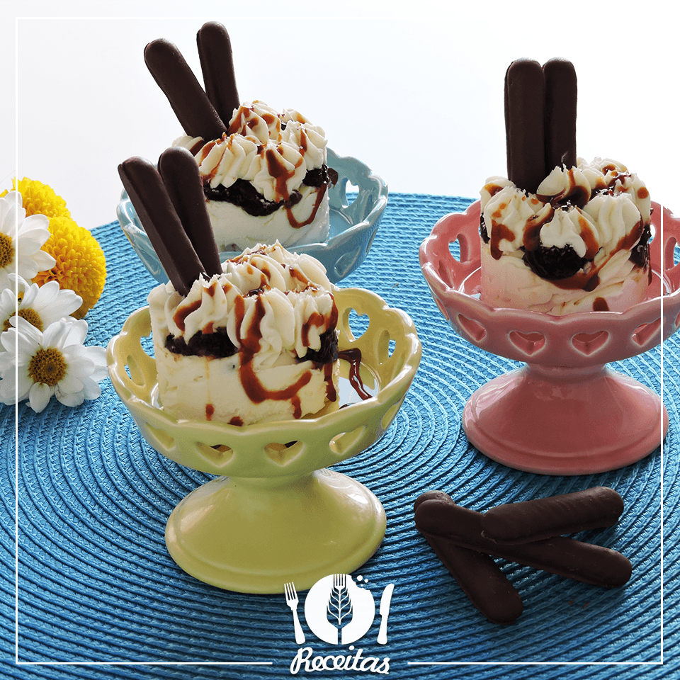 Sorvete de Coco com Ameixa e Palitos de Chocolate