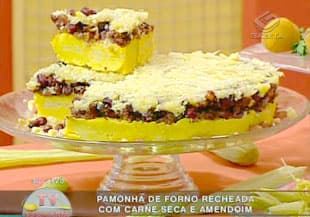 Pamonha de forno recheada com carne seca e amendoim