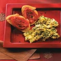 Ovo mexido com ervas frescas e torrada com tomate