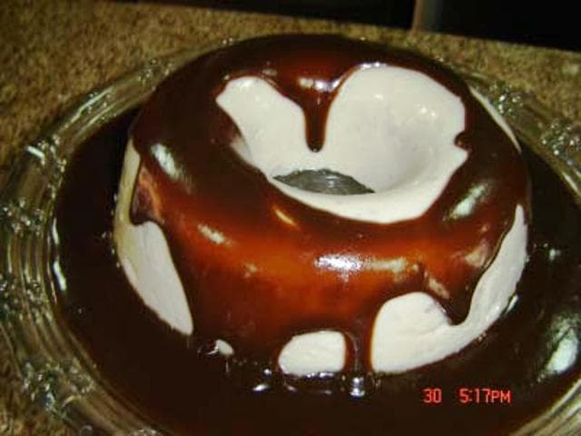 Mousse de doce de banana com calda de caramelo