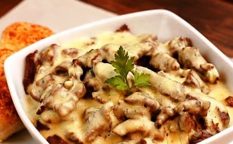 Tirinhas de Filé com Molho de Queijo de Minas