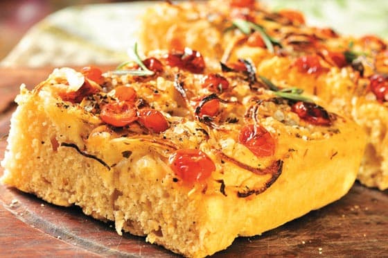 Focaccia com Tomate-Cereja, Cebola e Ervas (Vegana)