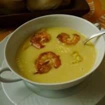 Creme aveludado de milho com camarão apimentado