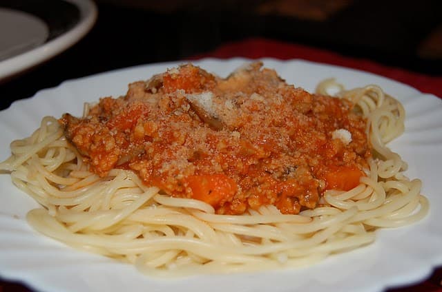 Bolonhesa de seitan com cenoura e cogumelos