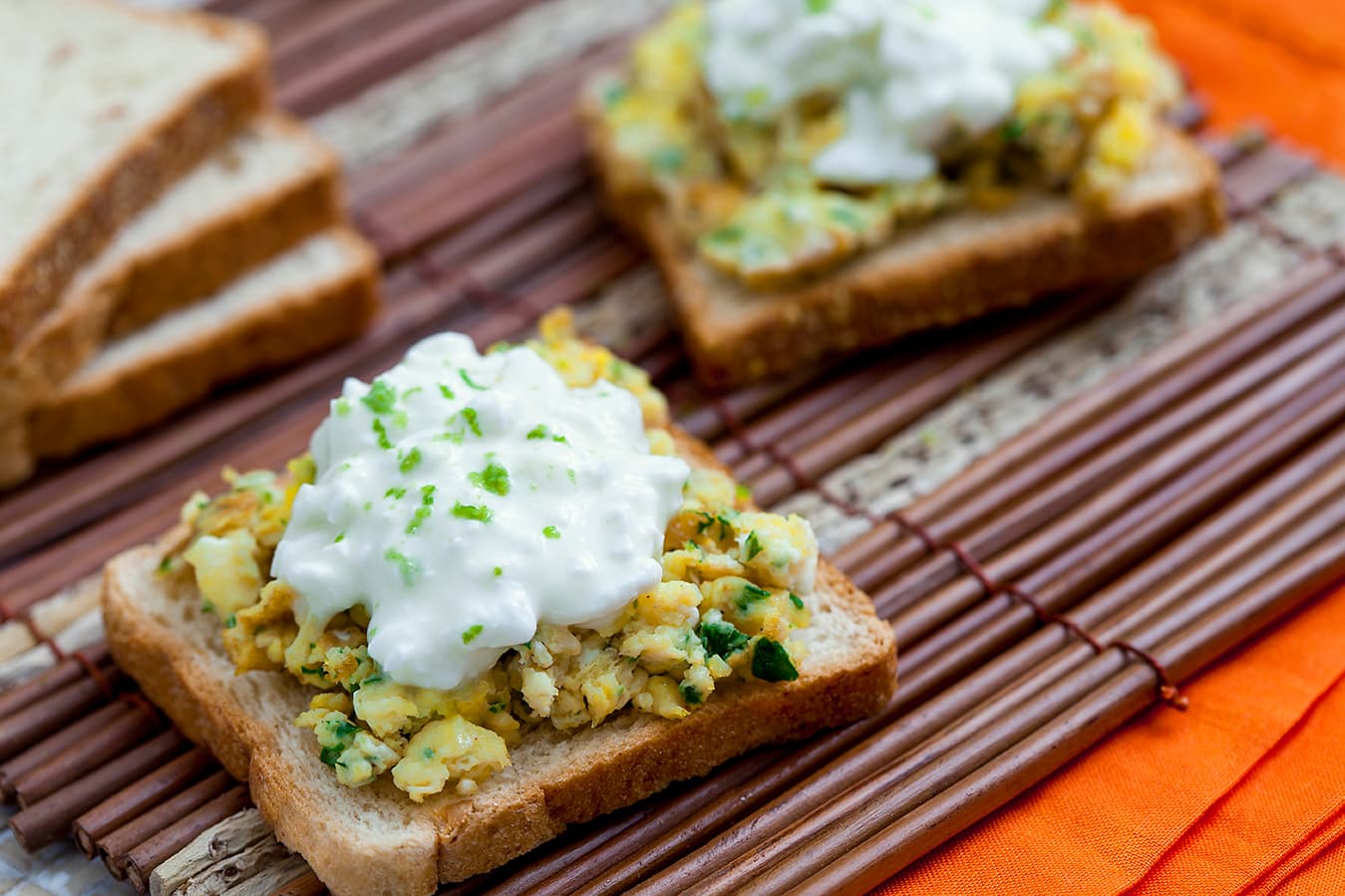 Torrada de Castanha-do-Pará e Quinoa com Ovos Mexidos