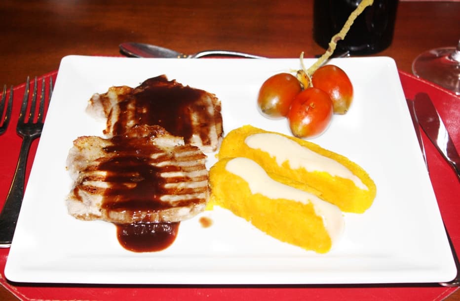 Lombo Suíno com Purê de Pupunha ao Molho de Açaí.