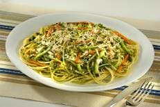 Spaghetti ao Pesto de Manjericão com Legumes Sauté