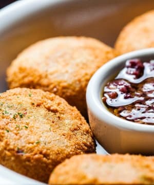Bolinho de Grão-de-Bico Recheado com Bacalhau