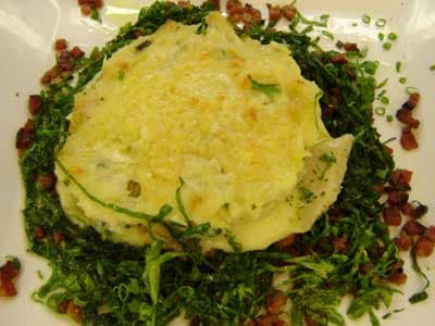 Brandade de bacalhau gratinado em leito de couve