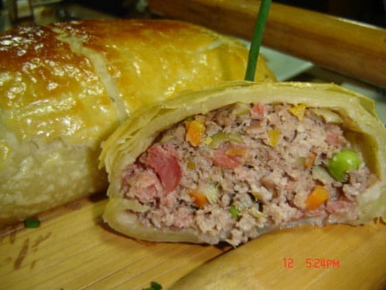 Rocambole de carne embrulhado em massa folhada