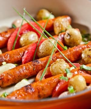 Linguiça com tomate assado, batatinhas ao murro e ervas