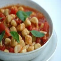 Nhoque de grão-de-bico com molho de tomate fresco