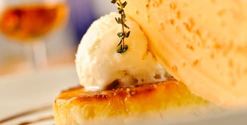 Abacaxi grelhado ao rum e açúcar mascavo, calda de manga