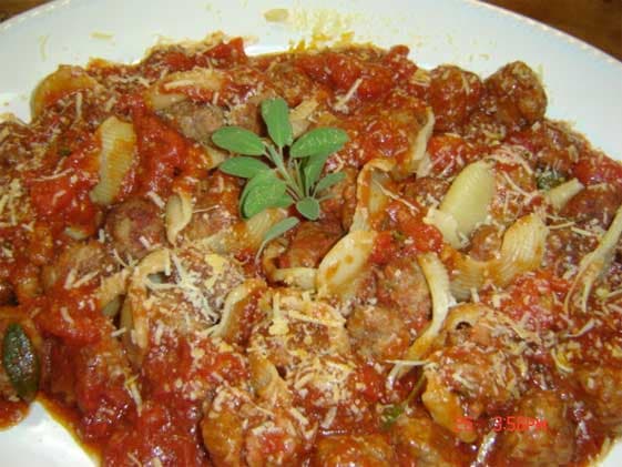 Conchiglione recheadas com polpetini e molho de tomate