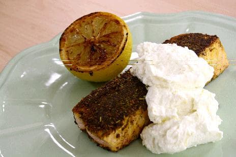 Salmão com Crosta de Ervas com Coalhada Seca Cítrica