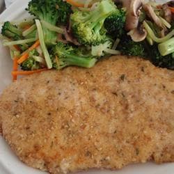 Frango à milanesa com queijo parmesão e gergelim