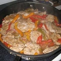 Escalope de carne de porco com pimentão vermelho