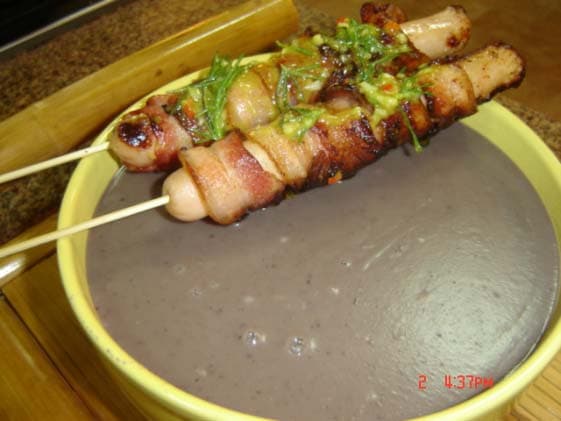 Caldo de feijão com espetinhos de linguiça e bacon