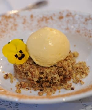 Pêras em Crosta de Pistache com Sorvete de Creme