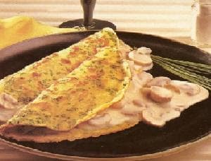 Panqueca de cebolinha e molho de champignons