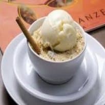 Sorvete de Soja e Baunilha com Farofa de Hortelã