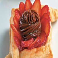 Tortinha de Massa Folhada com Chocolate e Morango