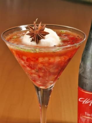 Sagu de tapioca com morango, campanhe rose e sorbet