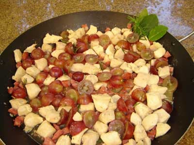 Cubinhos de frango e paio com uvas e alecrim