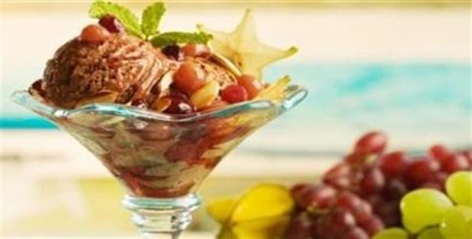 Taça de sorvete com carambola e calda de uvas