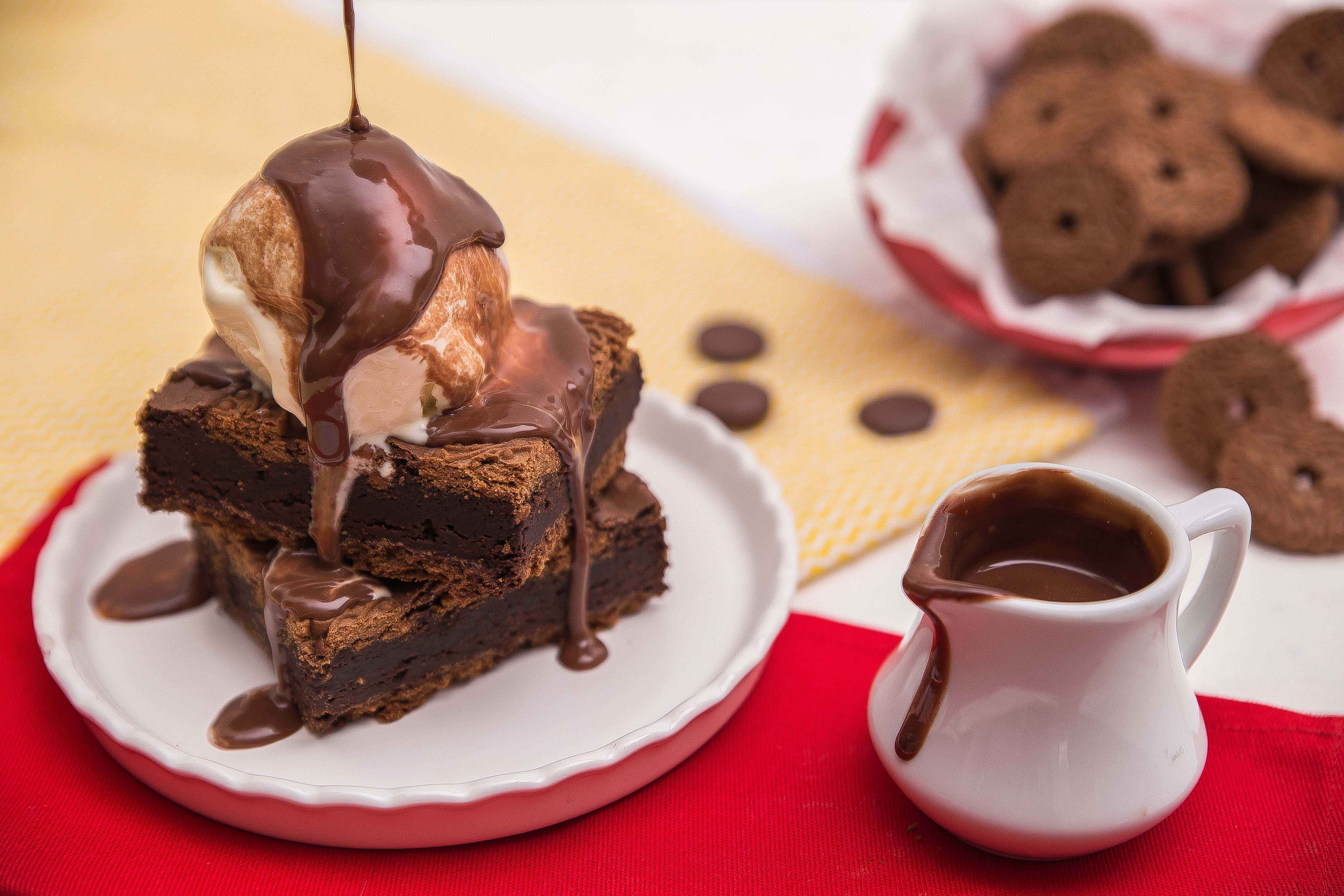 Brownie Crocante com Sorvete e Calda de Creme de Avelã