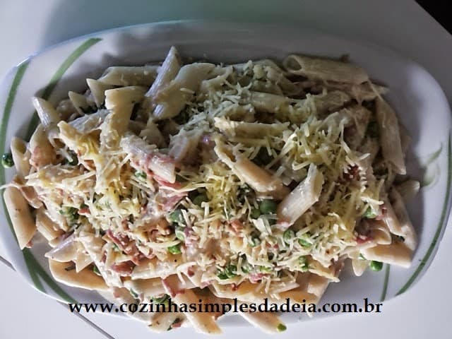 Macarrão com Presunto, Ervilhas e Creme de Leite