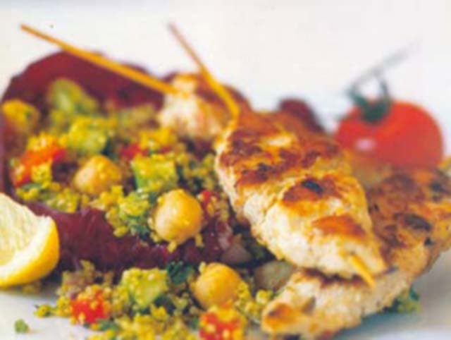 Espetinhos de frango grelhado com salada de cuscuz
